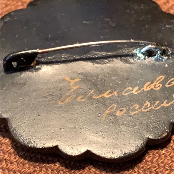 Handmade roses/flowers oil/lacquer brooch - Picture 6 of 7